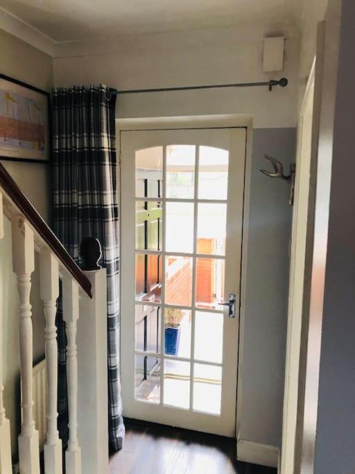 Cosy Two Bed Terraced House 7Min Drive From City Белфаст Экстерьер фото