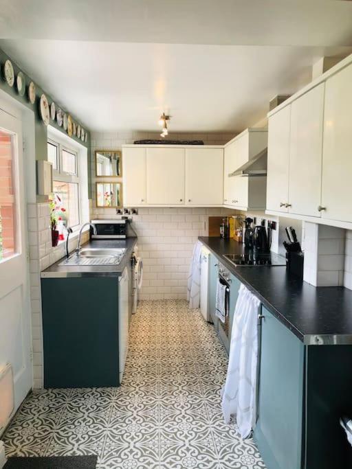 Cosy Two Bed Terraced House 7Min Drive From City Белфаст Экстерьер фото